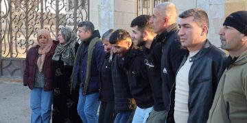 Berxwedêrên Tişrînê ku bi govendên xwe re silavan li rojê dikin û hêviyê li ser sifreya xwe direşînin