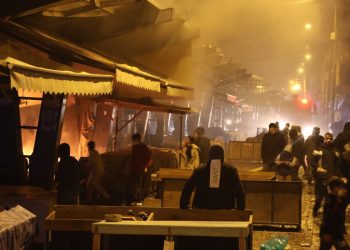 Ciwanên Akdenîzê bi molotof û fîşekên hewayî bersiv dan êrîşa polîsan