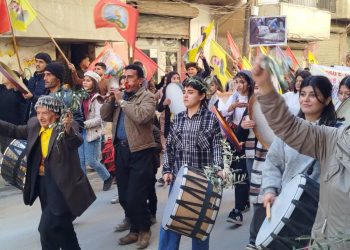 Li taxa berxwedanê Şêx Meqsûdê bi hezaran xwedî li QSD derketin: Bijî berxwedana Tişrînê