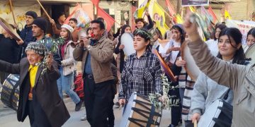 Li taxa berxwedanê Şêx Meqsûdê bi hezaran xwedî li QSD derketin: Bijî berxwedana Tişrînê