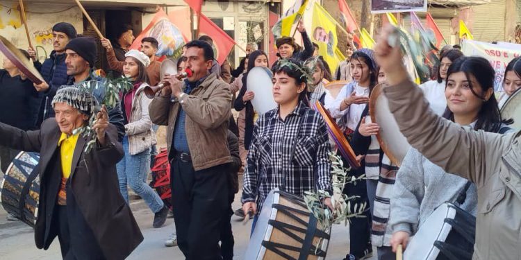 Li taxa berxwedanê Şêx Meqsûdê bi hezaran xwedî li QSD derketin: Bijî berxwedana Tişrînê