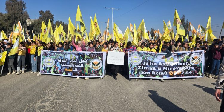 Xwendekarên Welatparêz ên Heseke bi meşekî girseyî Berxwedana Tişrînê silav kirin