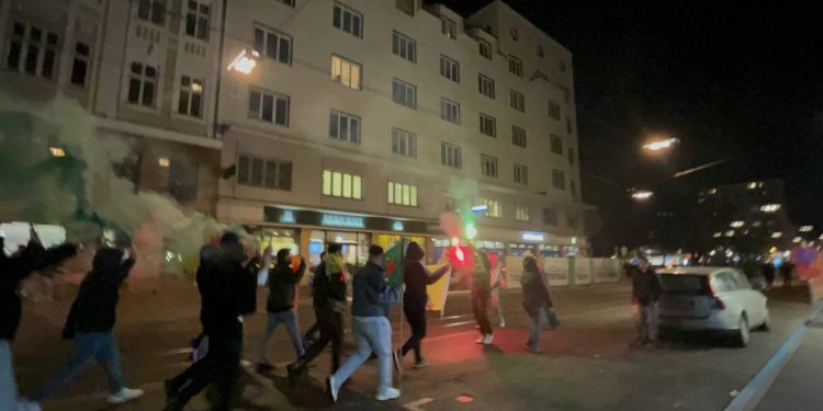 Ciwanên Awûstûryayê ji bo Rojava meşeke meşaleyî li dar xistin