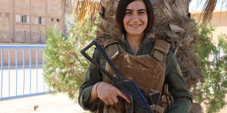 Yek ji lêhengên Bendava Tişrînê: Pêşenga Jinên Ciwan Ronahî Yekta