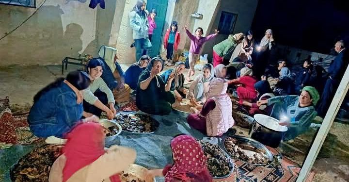 Jinên gundê Qermox a girêdayê Kobanê ji bo şervanan xwarin amade kirin