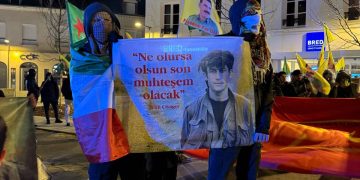 Ji bo Rêber APO li Parîsê ciwan daketin kolanan