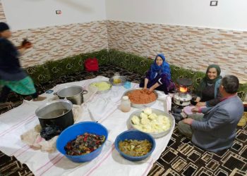 Şêniyên gundê Pîr Mamo ya Kobanê xwarin ji şervanên QSD re amade dikin