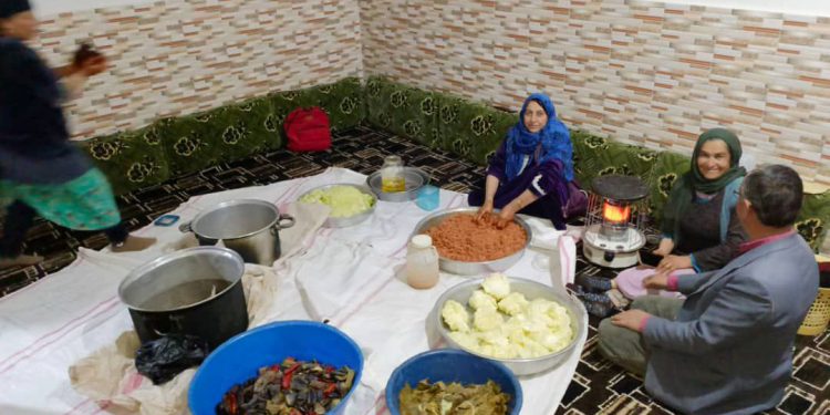 Şêniyên gundê Pîr Mamo ya Kobanê xwarin ji şervanên QSD re amade dikin