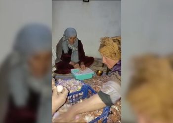 Gundê Til Xezal a Kobanê xwarin ji şervanên QSD re amade dike