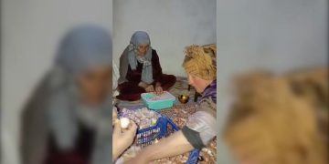 Gundê Til Xezal a Kobanê xwarin ji şervanên QSD re amade dike