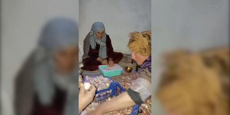 Gundê Til Xezal a Kobanê xwarin ji şervanên QSD re amade dike