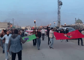 Ciwanên Kobanê bi boneya salvegera 10ˋemîn a rizgarkirina Kobanê meşek li dar xist.