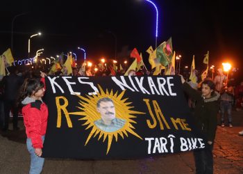Pêşengtiya Jinên Ciwanên Tebqa û Efrîn de bi meşeke meşaleyî komplo hat şermezar kirin