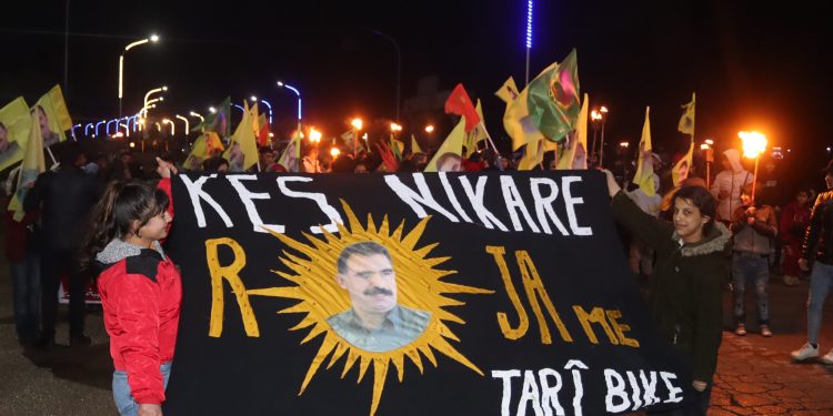 Pêşengtiya Jinên Ciwanên Tebqa û Efrîn de bi meşeke meşaleyî komplo hat şermezar kirin