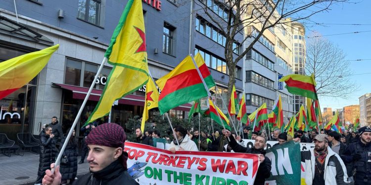 Êrîşên li ser Tişrînê li Dusseldorfê hatin protestokirin