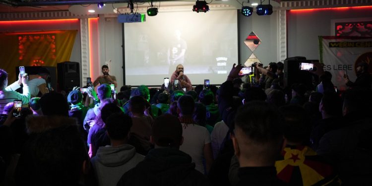 Endamên TekoJIN û TCŞ’ê şeva moralê organîze kirin û banga meşa dirêj kirin