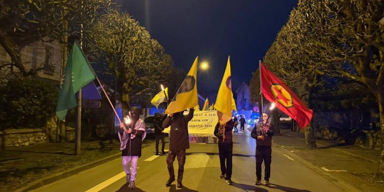 li Parîsê meşa meşaleyî ya ji bo Rêber APO