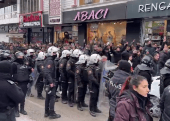 Polîsan li Wanê êrîşî girseya li dijî desteserkirina îradeyê kirin