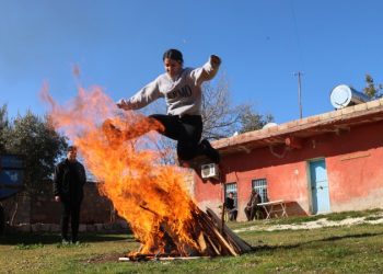 Agirê ewil ê Newrozê li gundê Rêber APO hate hilkirin