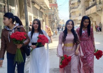 Jinên ciwan li taxa Şexmaxsûd li jinan gul belav kirin