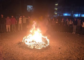 Li Hesekê bi pêşengtiya ciwanan agirê Newrozê hat pêxistin