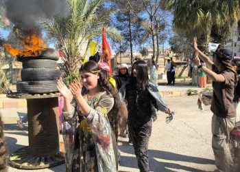 Xwendekarên Heseke Newroz pîroz dikin