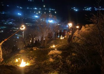 Sedan ciwan bi meşaleyan ber bi Qendîlê ve meşiyan