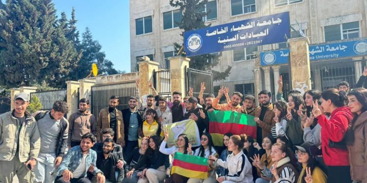 Xwendekarên ku li Zanîngeha Helebê dixwînin peymana di navbera Rêveberiya Xweser û Rêveberiya Şamê de pîroz kirin