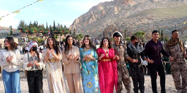 Şengalî Cejna Newrozê pîroz kirin: Emê azadiya Rêber Apo pêk bînin