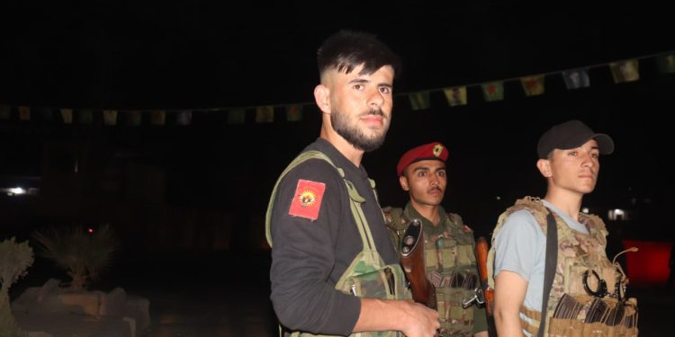 Ciwanên Kobanê li bajarê Kobanê tedbîrên ewlehiyê digirin
