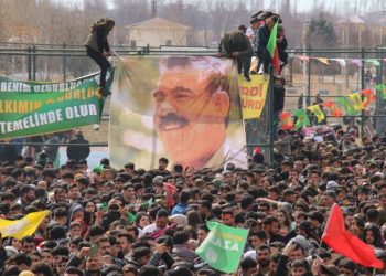 Di Newroza Wanê de posterê mezin ê Rêber APO hat hildan