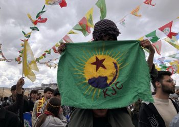 Coşa jinên ciwan di Newroza Mêrdînê de