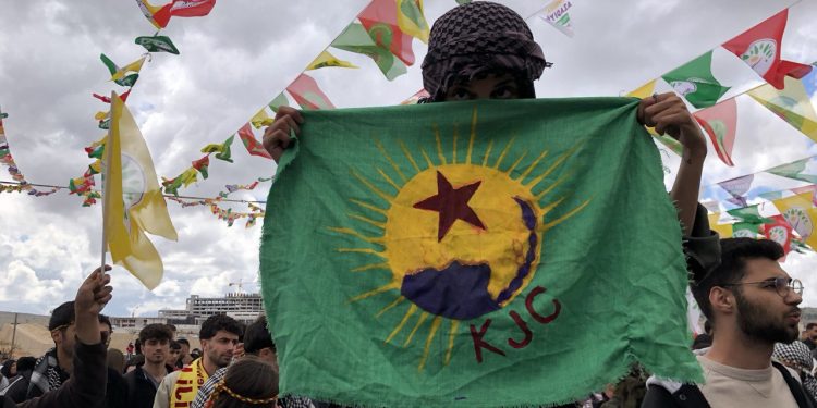 Coşa jinên ciwan di Newroza Mêrdînê de