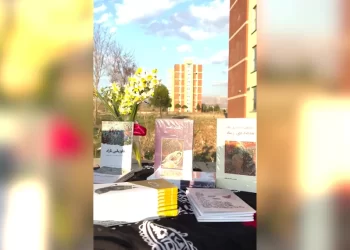 Jinên ciwan ên li zanîngeha Silêmaniyê dixwînin bi belavkirina kulîlkên nergizê 8’ê Adarê pîroz kirin