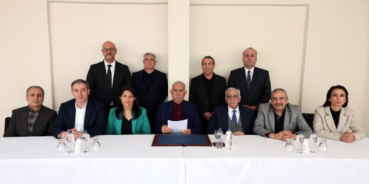 Heyeta DEM Partiyê ji bo dîtina Rêber APO ber bi Îmraliyê ve bi rê ket