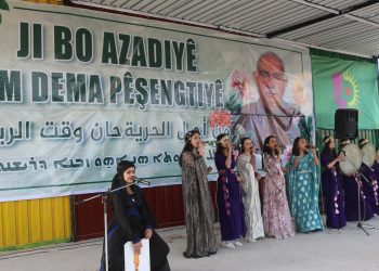 Yekitiya Jinên Ciwan bi şiara ”Ji bo Azadiyê dem dema pêşengtiyê” miting lidarxist