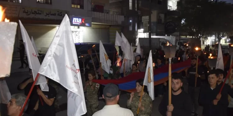 Ciwanên Ermenî di salvegera komkujiyê de meşa meşaleyî lidarxistin