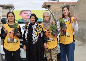 Jinên Ciwan ên Hesekê ji bo 4’ê Nîsanê ji malbatên şehîdan re gul diyarî kirin