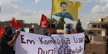 Ciwanên Şengal li hemberî komkujiyên HTŞ ser gelê Durzî û Elewiyan meşek li darxistin
