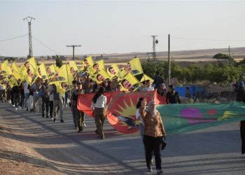 Ciwanên Dirbêsiyê ji bo azadiya Rêber APO meşiyan