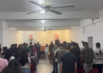Li bajarê Kolnê, ciwanan hatin cem hev