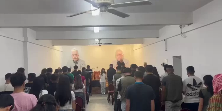 Li bajarê Kolnê, ciwanan hatin cem hev