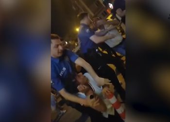 Li Stenbolê Ciwanên ku Stranên Kurdî Guhdarî Dikirin bi Îşkenceyê Hatin Binçavkirin