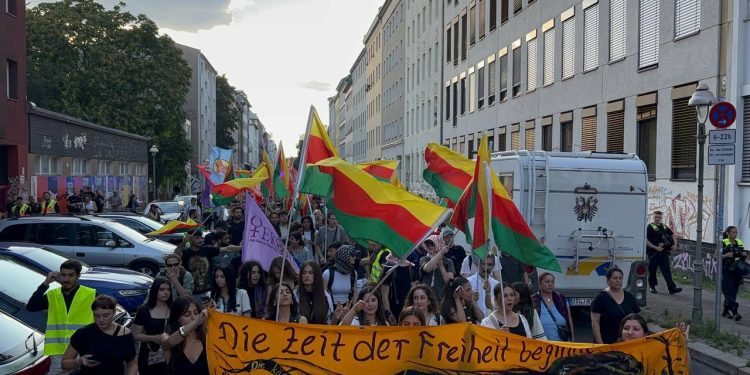 Li Berlînê ji bo bîranîna salvegera 13’emîn a şoreşa Rojava meşa girseyî