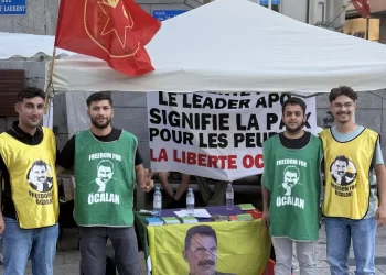 Endamên TCŞ’ê standeke agahdarkirinê li dar dixin