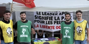 Endamên TCŞ’ê standeke agahdarkirinê li dar dixin