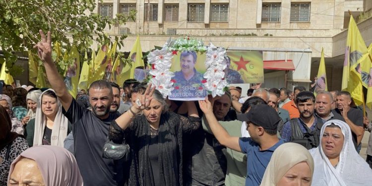 Karwanê cenazeyê fermandar Nûredîn Sofî ber bi Qamişloyê ve bi rê ket