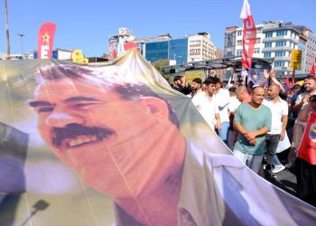 Di ‘Mitînga Aştiyê’ de posterê Önder APO hate hilgirtin