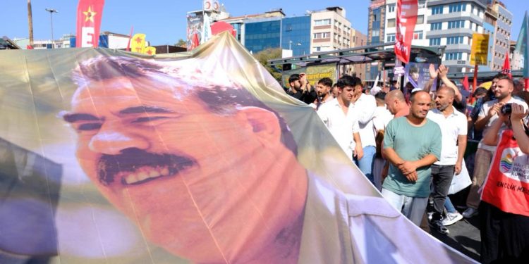 Di ‘Mitînga Aştiyê’ de posterê Önder APO hate hilgirtin