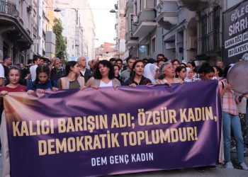 Meclîsa Jinên Ciwan ên Partiya DEM: “Em li ser jiyana sosyalîst israr dikin, bi rêbertiya azad xwe birêxistin dikin”